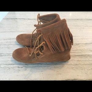 Minnetonka Tramper boots